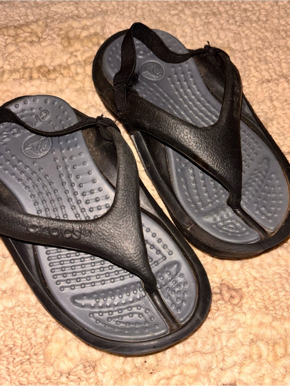 Black Crocs flip flops elastic back strap little boy size US 6/7